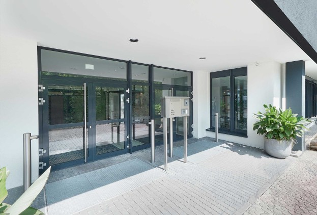 Berufliche-Schulen-Kassel-Willy-Brandt-Schule_01_heroal-D-72_W-72