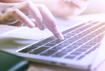 Digitale Loesungen - Laptoptastatur mit Hand