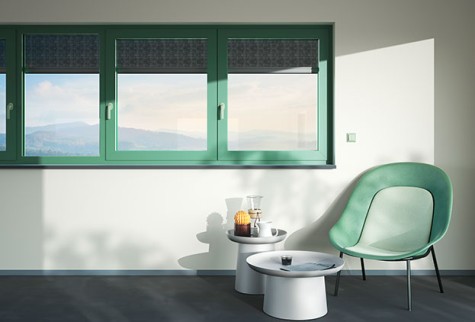 Le Corbusier Haustuer -Fenster- gruenes Fenster mit Stuhl
