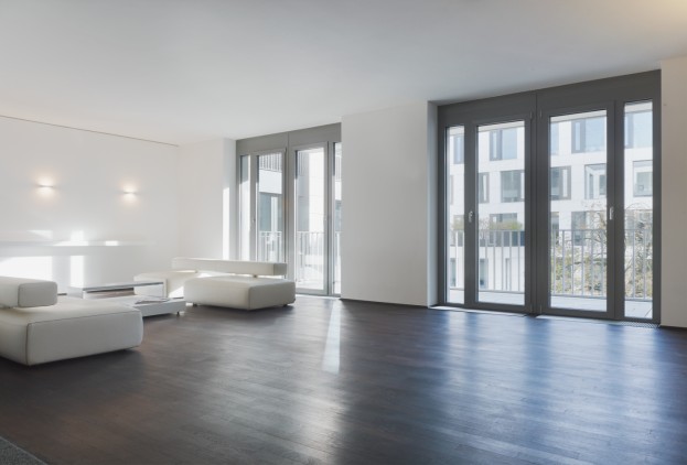 Porte-fenêtre dans le salon