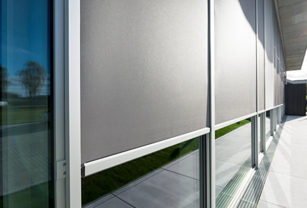 Zipscreen-Fenster mit halb heruntergelassenen Zipscreens